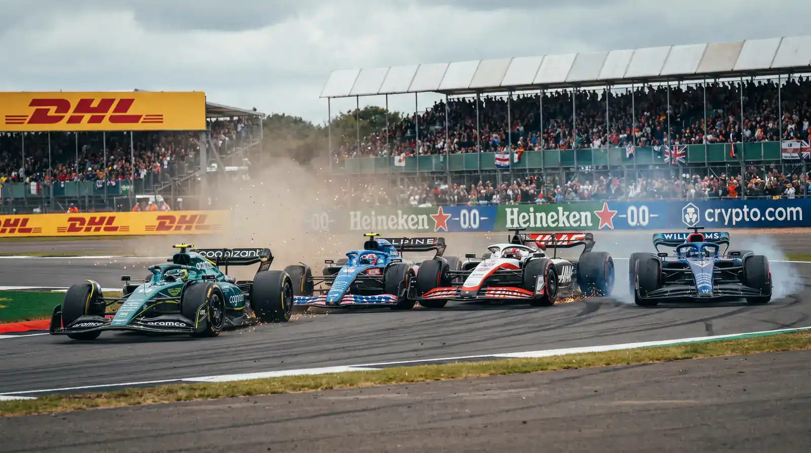 Close midfield F1 battle for tenth position showing competitive fight for final points-scoring place